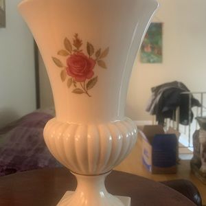 BEAUTIFUL AUTHENTIC LENOX VASE. PERFECT FOR  THE LENOX COLLECTOR.